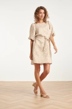 Korte-jurk-met-Bladprint-en-Lurex-stof-Dark-Sand-Gold-3.webp