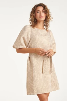 Korte-jurk-met-Bladprint-en-Lurex-stof-Dark-Sand-Gold-4.webp