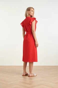 Broderie-Doorknoopjurk-met-Flutter-Mouwen-Red-7.webp