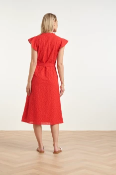 Broderie-Doorknoopjurk-met-Flutter-Mouwen-Red-9.webp