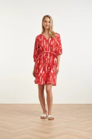 Dames-Jurk-Met-Abstracte-Streep-Print-In-Rood-Met-Roze-Red-Pink.webp