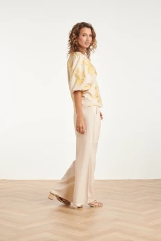 Wide-Leg-Pantalon-Met-Naaddetail-Sand-5.webp
