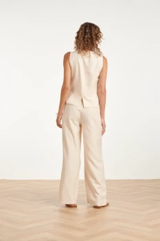 Elegant-Mouwloos-Gilet-Sand-6.webp